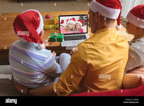 Padre E Hijos Caucásicos Haciendo Videollamada De Navidad Con Una Madre