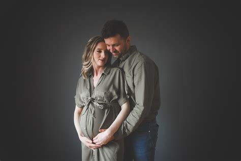 best indoor couple maternity photoshoot ideas 8 poses to try
