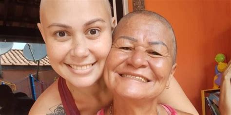 madre se rapa como muestra de apoyo a su hija con cáncer