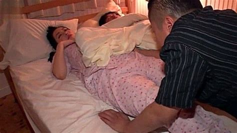 Отчим подсматривает за спящей падчерицей фото