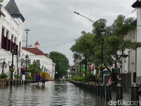 Jalanan dan Kota Lama Semarang Terendam Banjir