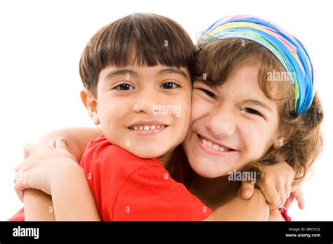 Un Niño Feliz Dando Un Abrazo En Otro Fotografía De Stock Alamy