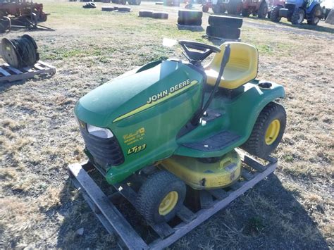 John Deere Lt133 Lawn Tractor Bigiron Auctions