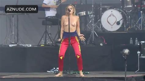 Tove Lo Topless Singer Flashes Her Tits On Stage At Llapalooza In