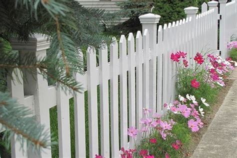 Picket Fence Modern Design In 2020 Front Yard Fence Picket Fence