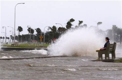 hurricane isaac 2012 fierce winds heavy rains strike gulf coast weather forecasts predict