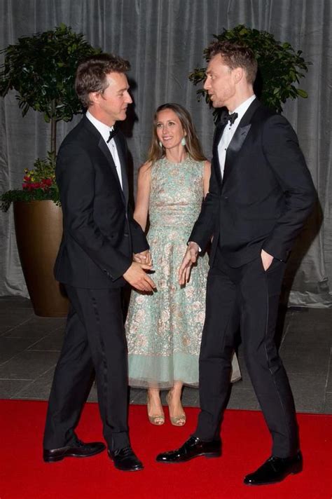 Наиболее известен по фильмам «полночь в париже» (2011). Tom Hiddleston and Edward Norton (with his wife) | Tom ...