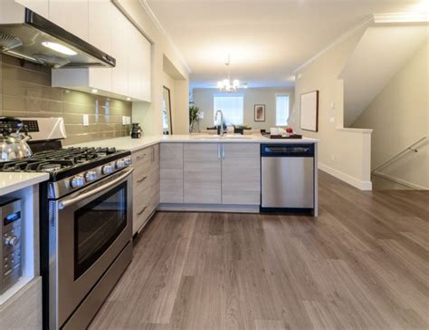 Material ini tahan terhadap air dan noda lainnya, sehingga cocok untuk dapur di mana aktivitas berat sering berlangsung. Bebas dari Terpeleset, Ini Empat Material Lantai yang Aman ...