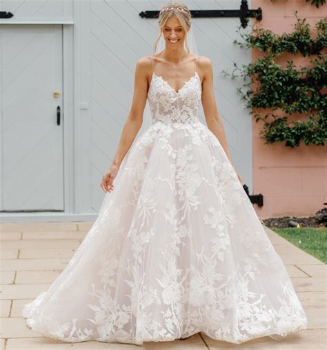 Monique Lhuillier Maeve Wedding Dress Save 50 Stillwhite