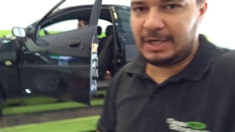 Bebê Virando A Cabeça De Um Lado Para O Outro