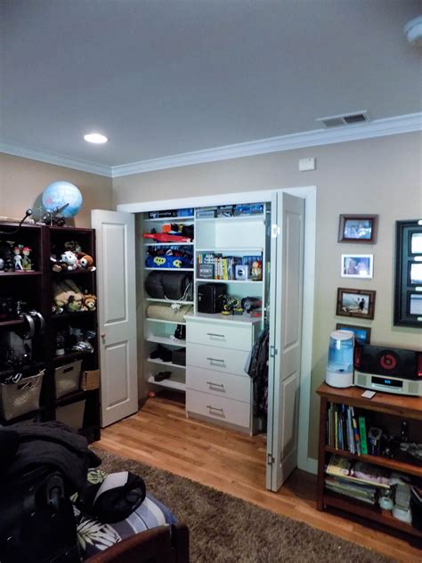 Check out our selection of folding closet doors and bifold closet doors, including mirrored bifold closet doors that let you easily check your outfit as you try. Bi-folding solid core Closet Doors with raised panels on a ...