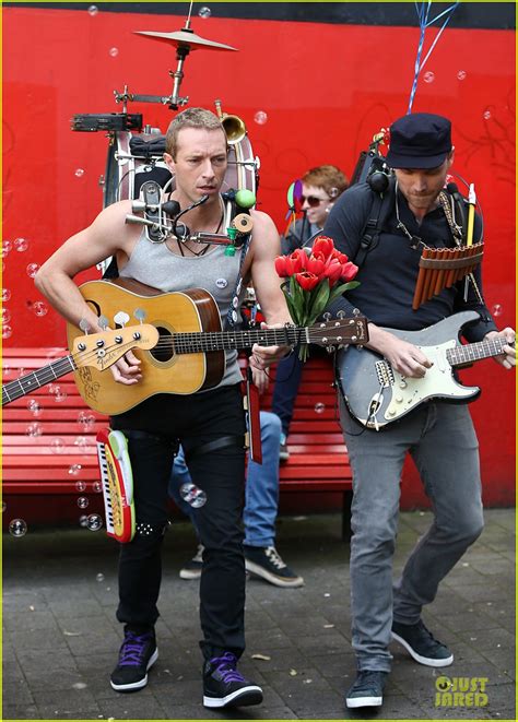 Chris Martin Flaunts Muscles For Coldplay S A Sky Full Of Stars Music Video Photo 3137541
