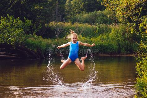 白肤金发的儿童女孩获得乐趣在河 库存照片 图片 包括有 特征 上涨 子项 童年 蓝色 环境