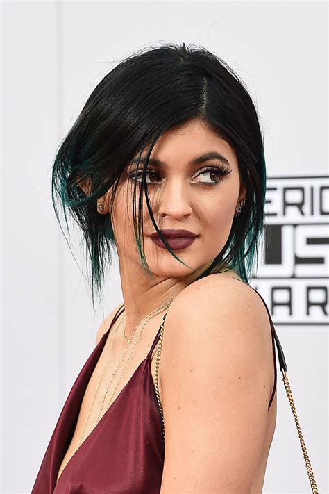 Kylie jenner and kim kardashian west. AMAs Beauty: This Is How Kylie Jenner's Face Happened ...
