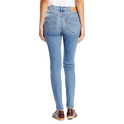 A Guide To The Best Jeans For Flat Butts