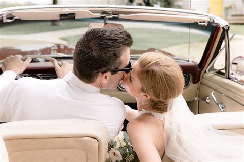 Bride And Groom In Car Поцелуй