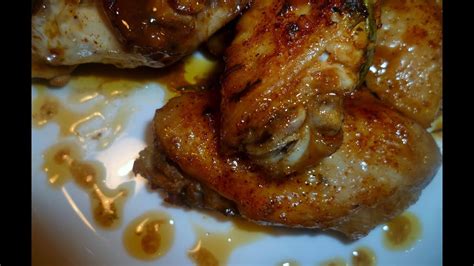 Carne di pollo e salsa barbecue. Prepariamoci del pollo succulento. Alette di pollo ...