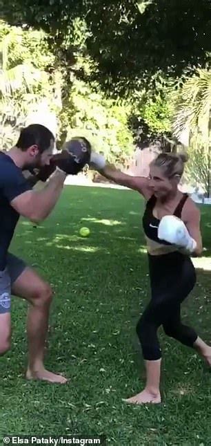 elsa pataky 42 flaunts her washboard stomach during intense boxing workout daily mail online