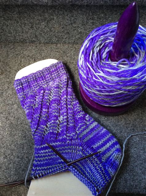 Eine anleitung zum ✔ kindersocken stricken ✔. Strudelvickys Strudelmuster | Socken stricken ...
