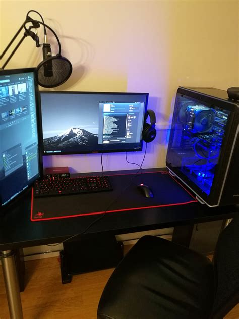 This kind of color scheming is present in almost every rpg i ever played. Updated battlestation. Blue and red mix. | Gaming room ...