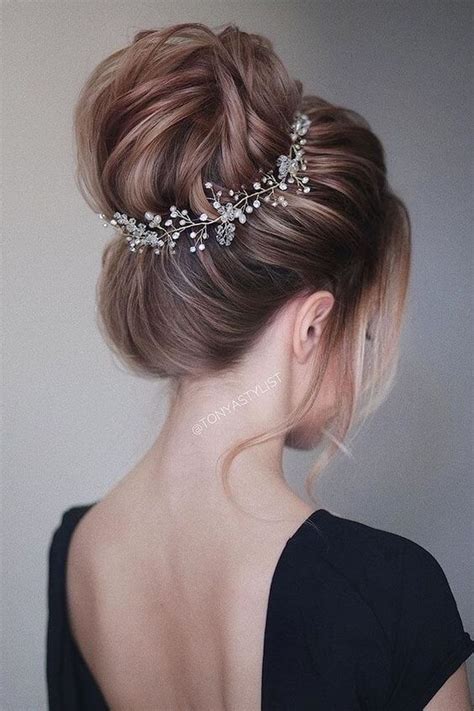 Short hair buns always require a tiny something in addition to make it specific, and with one accessory you look perfect for the date. Hairstyles for Short Hair for Indian Wedding - 25+