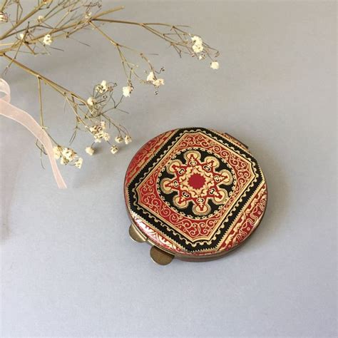 There are 110 florentine diy for sale on etsy, and they cost 14,34 $ on average. Vintage Unused Florentine Leather Powder Compact with Mirror | Diy makeup brush holder, Loose ...