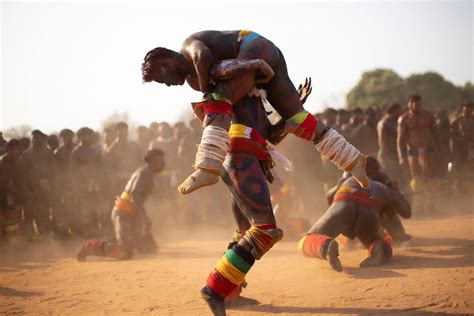 Tribo Indígena Do Xingu Mostra Como é Feito O Ritual Do Kuarup Fotos