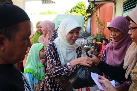 Untuk niat inipun ada beberapa macam, tergantung posisi orang yang akan mengeluarkannya, apakah zakat itu untuk dirinya sendiri. Baca Baik-baik! Begini Bunyi Niat untuk Zakat Fitrah ...