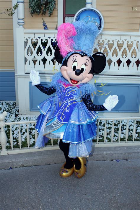 Minnie Striking A Fabulous Pose In Her Amazing Outfit During The 25th