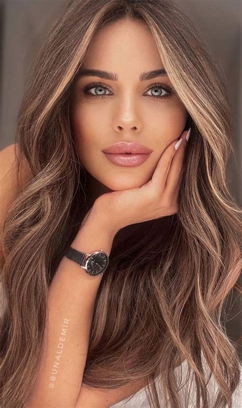 These Are The Best Hair Colour Trends In 2021 Tawny Hair Colour With Blonde Face Framing