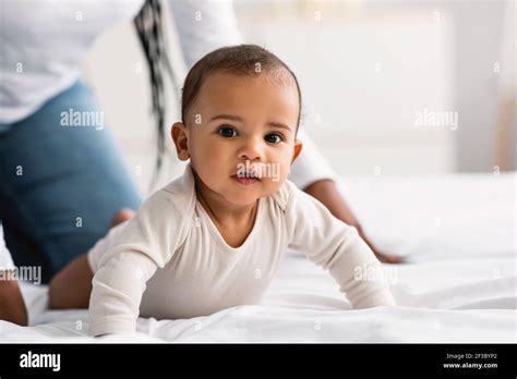 African Baby Crawling Hi Res Stock Photography And Images Alamy