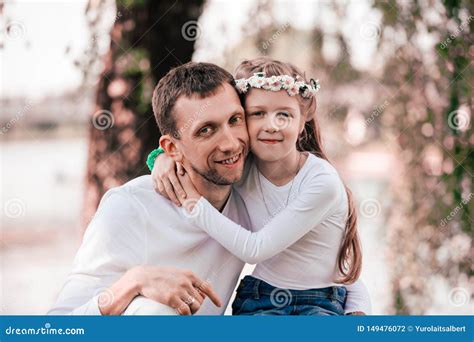 Nia Hermosa Que Abraza Abrazando A Su Padre Foto De Archivo Imagen