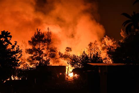 Dwa wielkie pożary lasów szaleją z dwóch stron greckiej stolicy, aten. Grecja: Pożary na Eubei. Ambasada RP ostrzega turystów ...