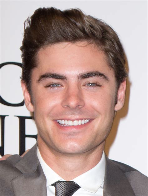 Zac efron's post went viral for all the wrong reasons, with fans suggesting he could portray human shrek.thanks to his evidently altered jawline. Zac Efron - Wikipédia