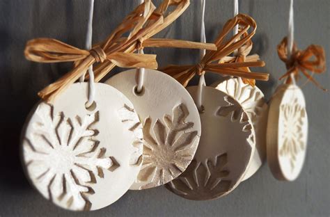Come realizzare le palline di natale di polistirolo rivestite di lana fai da te realizzate con una lunga fila di catenelle e decorate con rose. Palline e decorazioni di Natale, come farle con il ...
