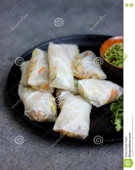 Fungo cinese del nero di cucina. Ricetta Cinese Dei Rotoli Di Molla Del Pollo Con Le Erbe ...