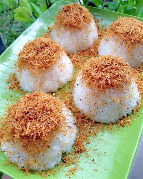 Kue satu ini sangat mudah dibuat dan menggunakan bahan yang cukup sederhana. Resep Ketan Serundeng Magicom Gurih dan Nikmat | INIRESEP.COM di 2020 | Resep, Makanan, Cemilan