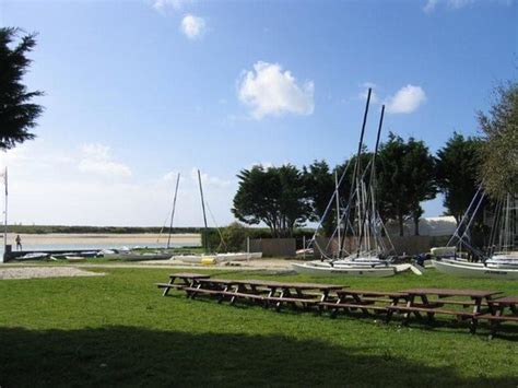 Het resort bestaat uit kleine bungalows tussen de dennenbomen in de prachtige natuur. UCPA Port d'Albret Resort (Soustons) : voir 5 avis et 4 photos