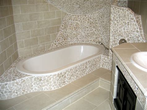Eckbadewanne fliesen bilder.die verkleidung der badewanne unterscheidet sich von den wänden und dem boden, aber passt gut dem badezimmer. Bad mit Mosaikfliesen - 34 interessante Ideen - Archzine.net