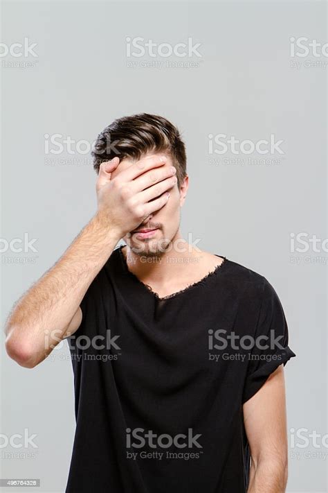남자 Facepalm 커버링 하고 자신의 눈 및 얼굴 팜형 2015년에 대한 스톡 사진 및 기타 이미지 2015년 T 셔츠 감정 Istock