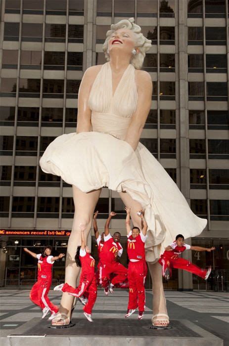 Giant Marilyn Monroe Statue Unveiled In Chicago Marilyn Monroe Portrait Famous Photos