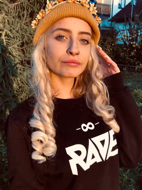 Dieses total atemberaubende outfit hat die magische fähigkeit, alle formen und größen unglaublich aussehen zu lassen, tag und nacht! @lynxk in unserem RAVE Crewneck 🔥 #ravexclothing 🔎 Suche ...