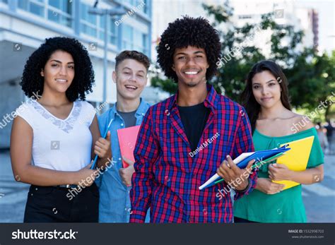 ラテン系、ヒスパニック系、白人系の学生が集まるアフリカ系アメリカ人の学生で、夏の都市の屋外にいる写真素材1532998703 Shutterstock