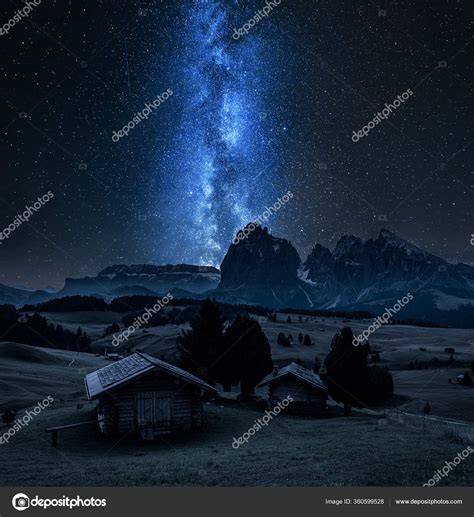 Vía Láctea Sobre Chozas Madera Alpe Siusi Dolomitas Fotografía De