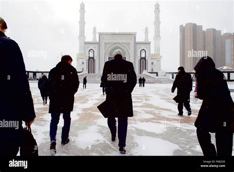 Secretary Kerry Wanderungen Ins Hazrat Sultan Moschee Stockfotografie