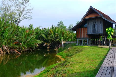 While it's true that most bungalows come with an exorbitant price tag, bungalows are much more affordable when located away in the suburbs. The roads that lead to the Terengganu of old | The Star