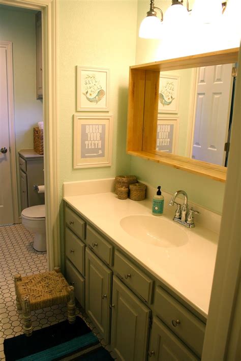 *grin* this just goes to show that a little elbow grease, and some paint can go a long way! 25 DIY Decorating Solutions! | Jack, jill bathroom, Decor ...
