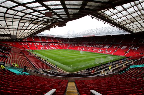 Manchester united fans have broken into old trafford and are protesting on the pitch after resuming their fight against the glazer family's ownership ahead of sunday's clash with liverpool. Gli stadi più belli del mondo - Ecco l'Old Trafford di ...