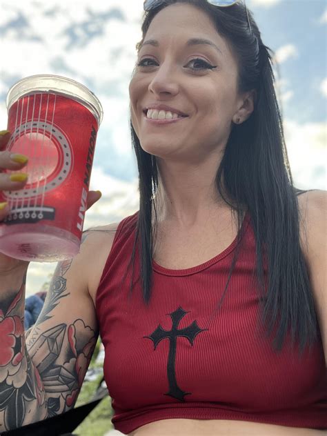 Freckled Beauty At A Concert Rfreckledgirls