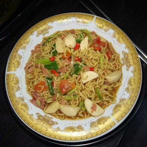 1 bks indomie goreng 1 bh timun 1 btg bawang daun 1 siung.with 4 flavour sachets in the pack, add a little or add the lot for the authentic indonesian mi goreng noodle. Resep Indomie Goreng Nyemek Pedas - Resep Indomie Goreng ...